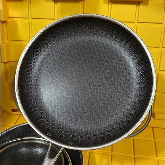 HEXCLAD 6-Piece Nonstick Stainless Steel Frying Pan Set 8", 10" 12" and Wok $600 - Picture 4 of 10